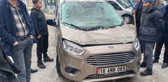 Malazgirt'te çatıdan düşen kar kütlesi park halindeki araçta hasara yol açtı