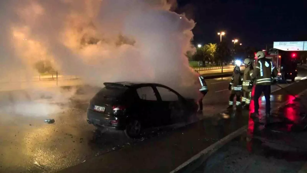 Maltepe'de seyir halindeki otomobil alev alev yandı