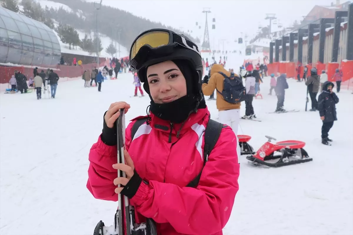 Palandöken Kayak Merkezi'nde hafta sonu yoğunluğu yaşanıyor