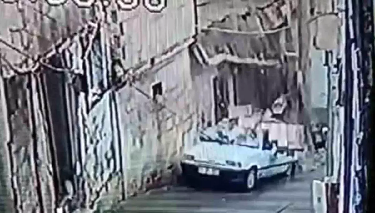 Şanlıurfa'da istinat duvarı otomobil üzerine devrildi