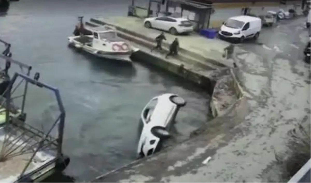 Sarıyer'de otomobil denize düştü; tekneden atlayan kişi yüzerek yardıma geldi