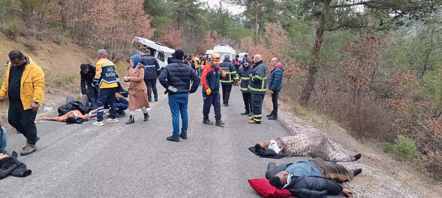 Karabük'te Minibüs Kazası: 17 Yaralı