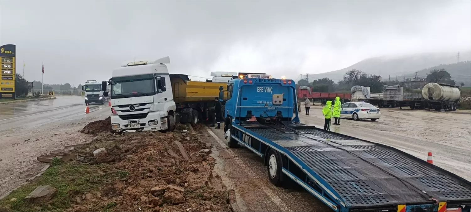 Silifke'de refüje çıkan tırda maddi hasar oluştu