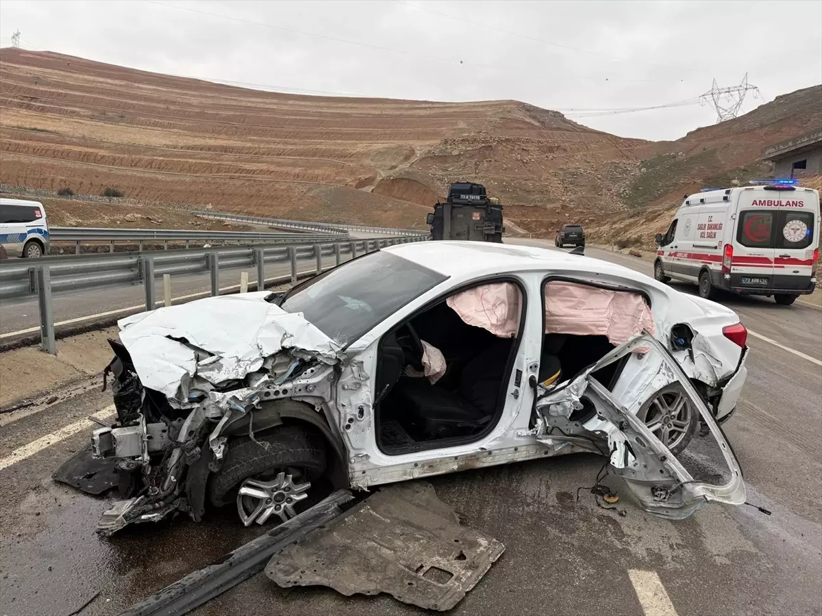 Şırnak'ta bariyere çarpan otomobildeki 5 kişi yaralandı