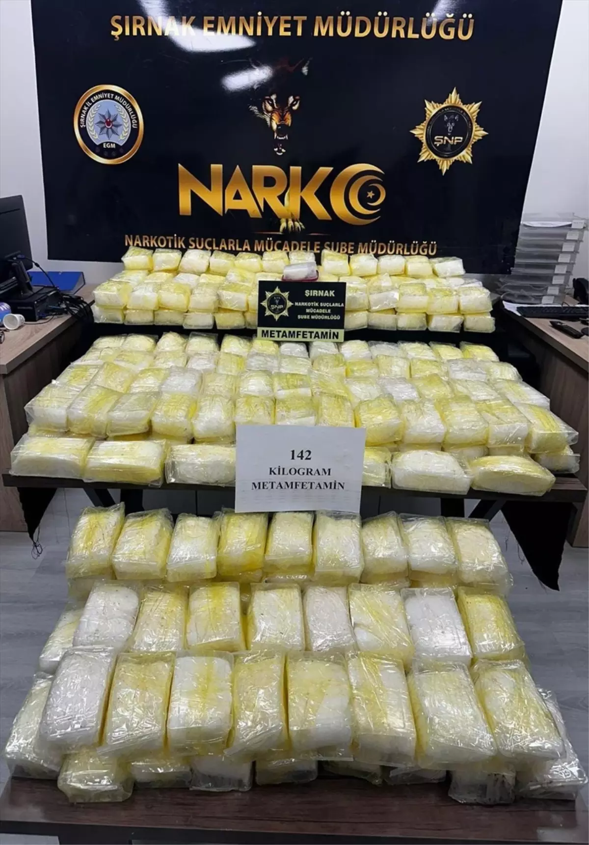 Şırnak'ta çekicinin dorsesine gizlenmiş 142 kilogram sentetik uyuşturucu ele geçirildi