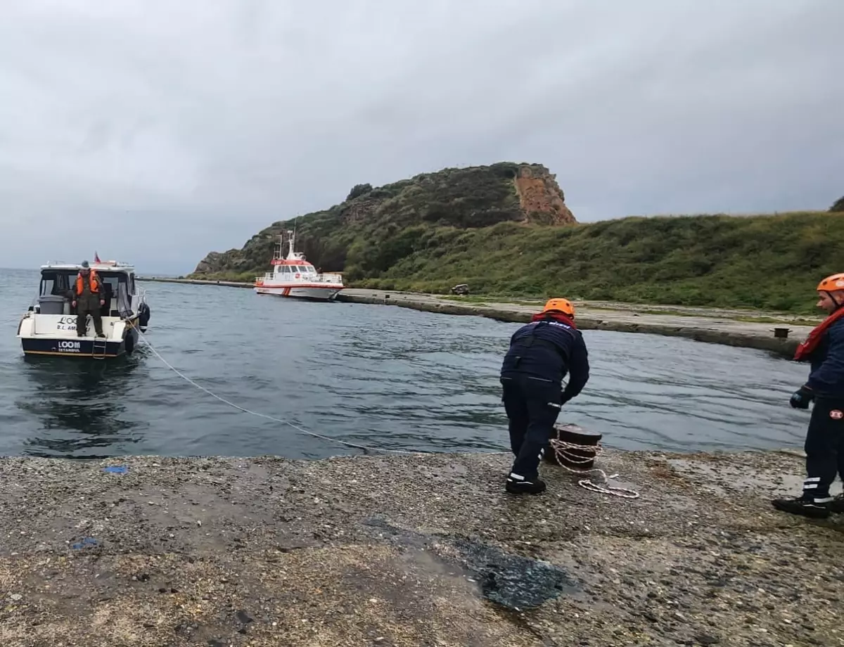 Sivriada açıklarında sürüklenen ve içinde 2 kişi bulunan tekne kurtarıldı