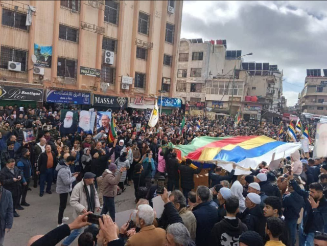 suriye nin suveyda kentinde gosteri duzenleyen 19523383 6104 m