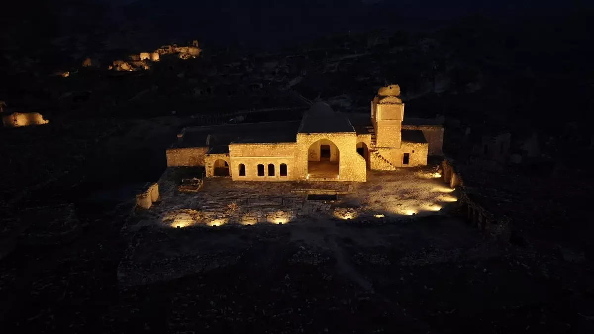 Tarihi Hasankeyf Kalesi ve Şaab Vadisi gece dronla görüntülendi