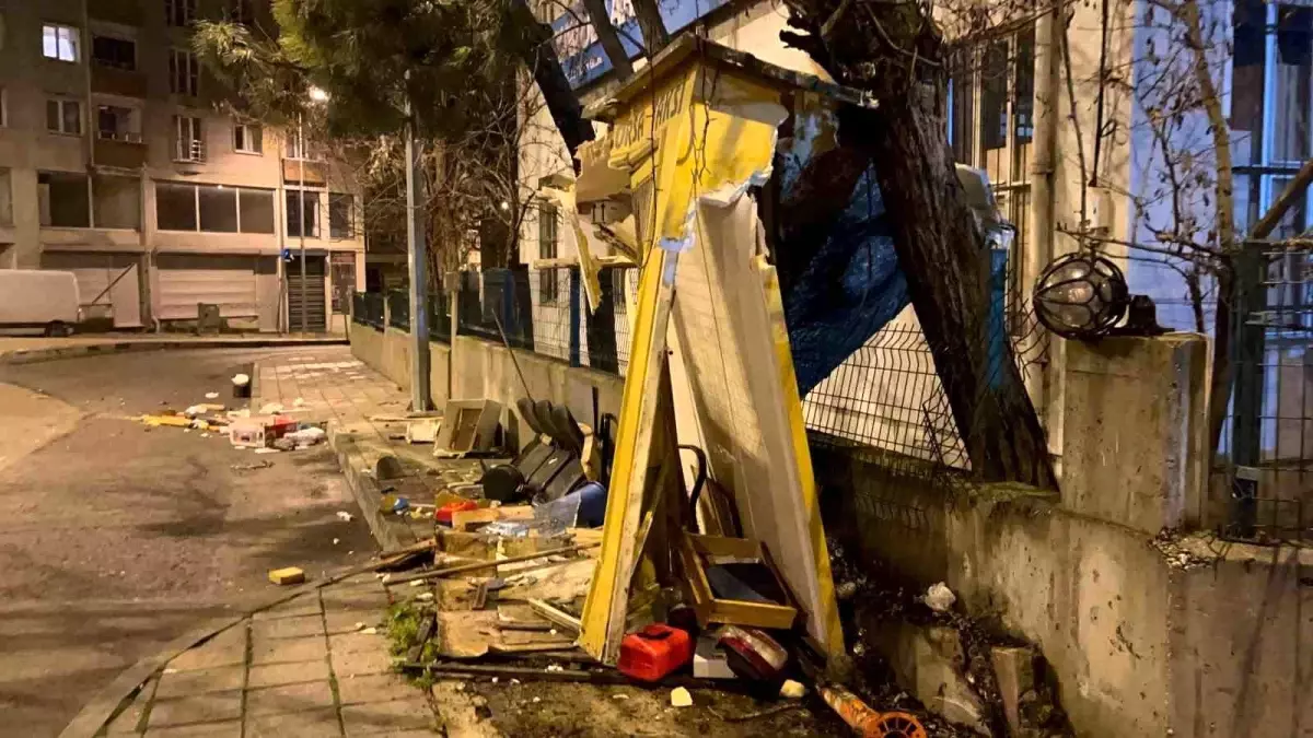 Tekirdağ'da kamyonet taksi durağına daldı, olay yerini terk etti: O anlar kamerada