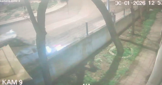 The pickup truck crashed into the taxi stand in Tekirdağ and left the scene: Those moments were captured on camera