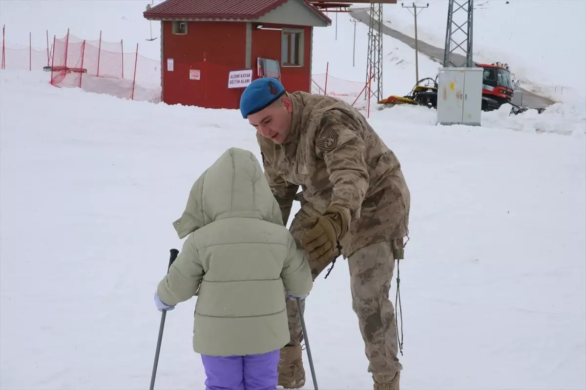 Tokat'ta jandarma, şehit ve gazi çocukları ile yakınlarına kayak eğitimi verdi