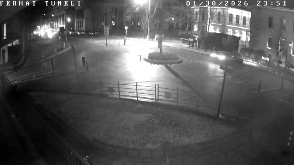 Tünelden hızla çıkıp binanın duvarına çarptı