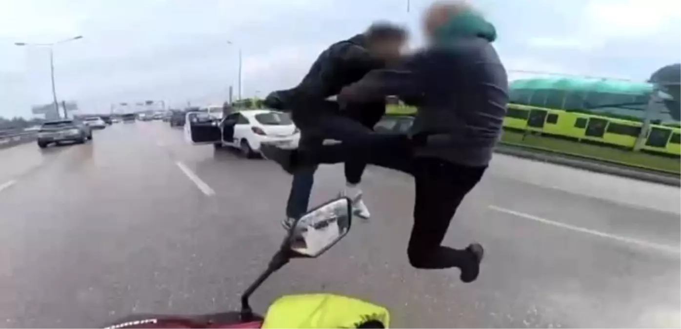 Uçan tekmelerin bedeli ağır oldu... Ehliyetlerine el konuldu, psikotekniğe sevk edildi