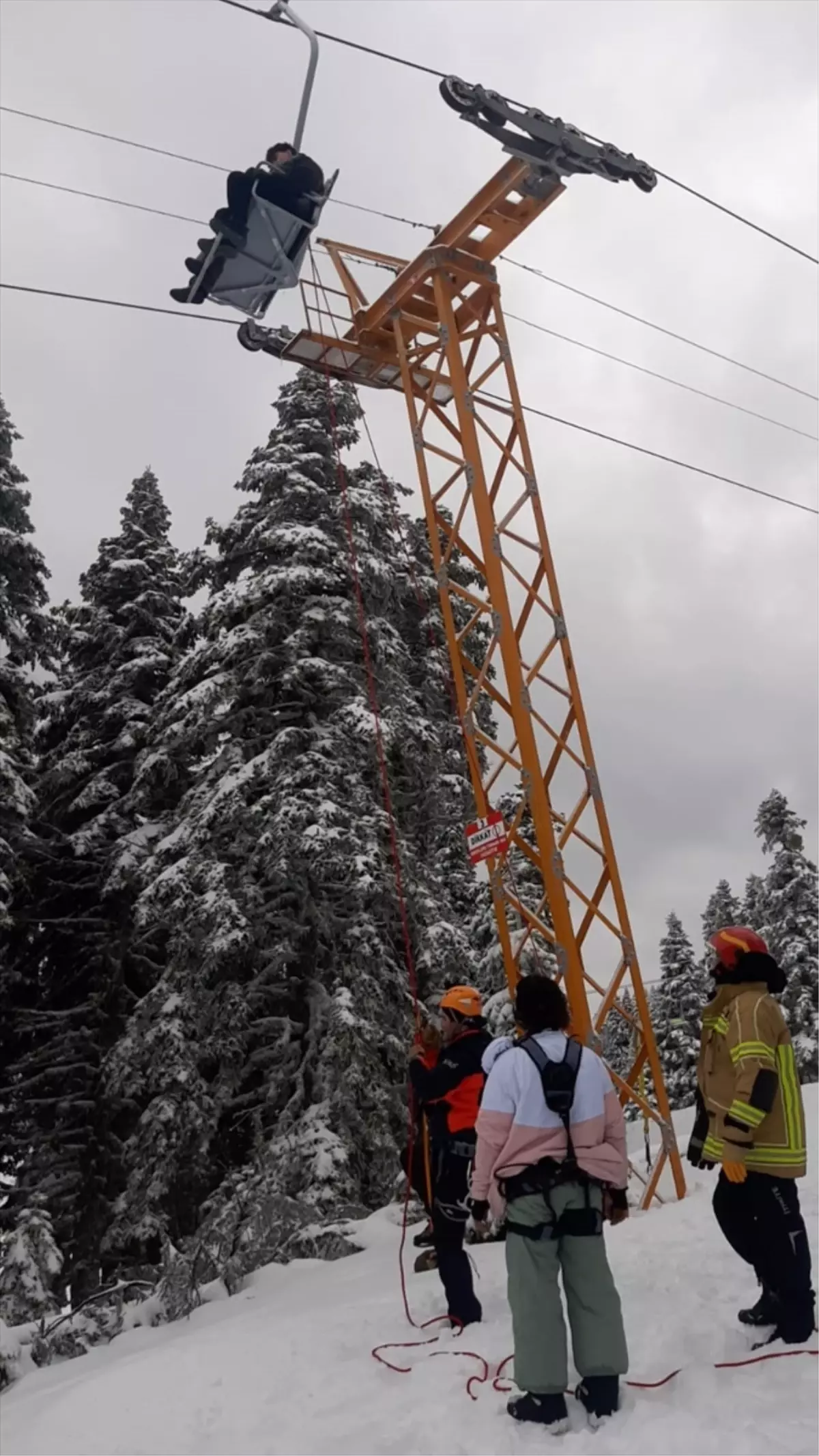 Uludağ'da arızalanan telesiyejde mahsur kalanlar için kurtarma çalışması başlatıldı