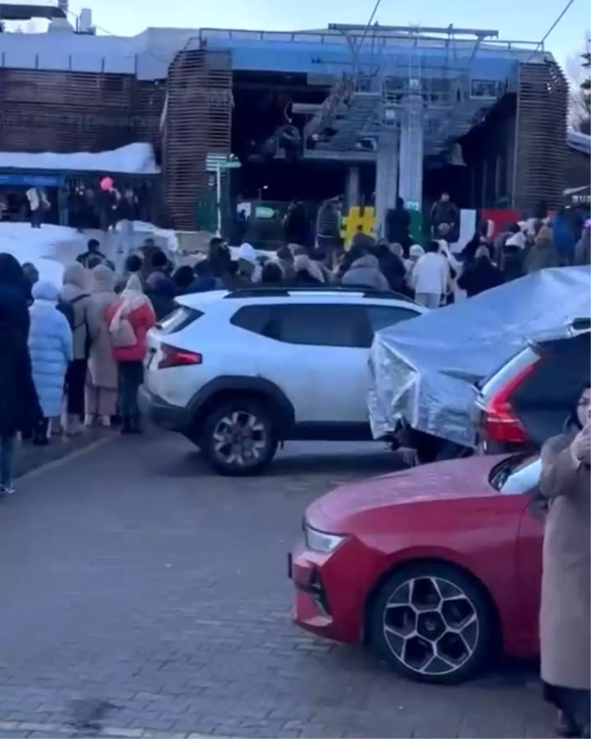 Uludağ'da teleferik kuyruğu metrelerce uzadı