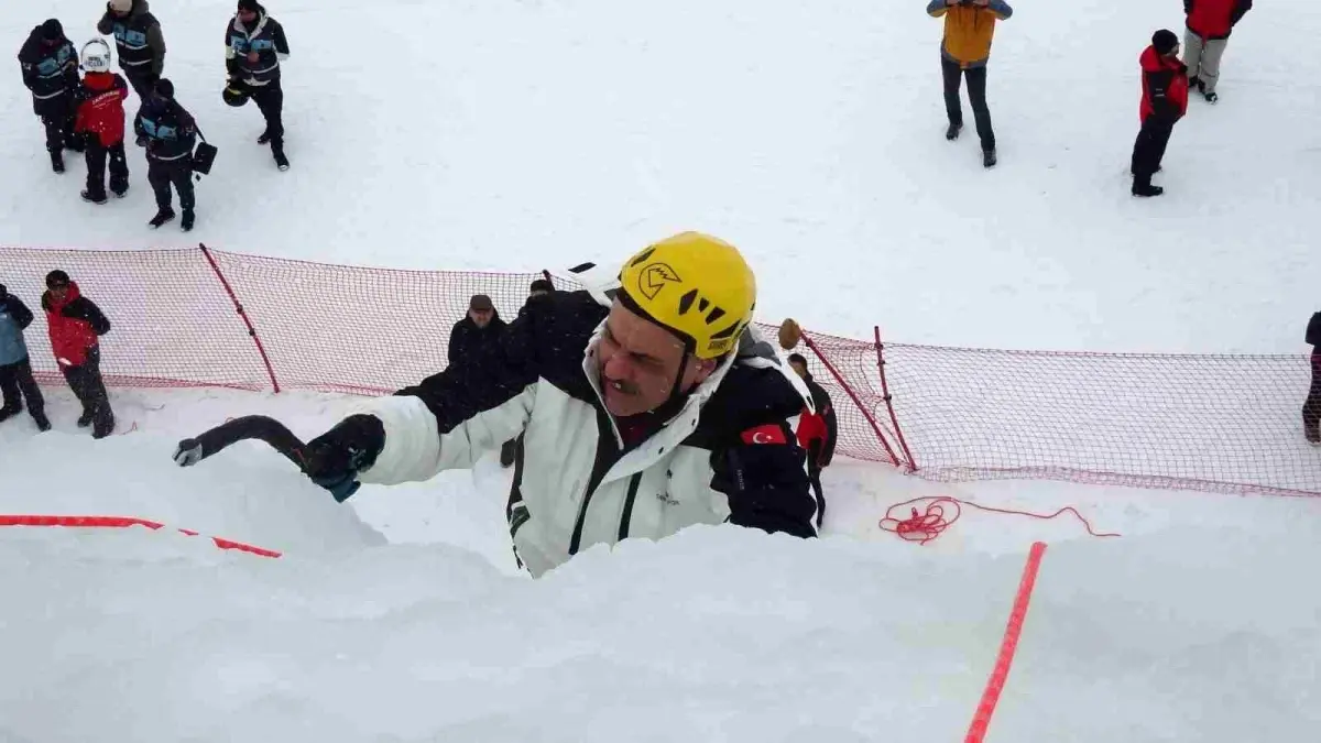 Vali Çiftçi, yapay buz duvarına tırmandı