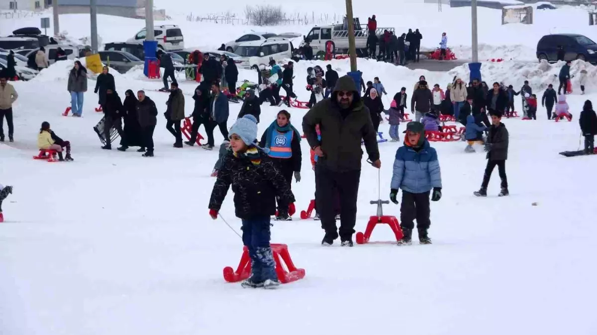 Vanlı çocuklar, yarıyıl tatilinin son günlerini kayak merkezinde geçirdi