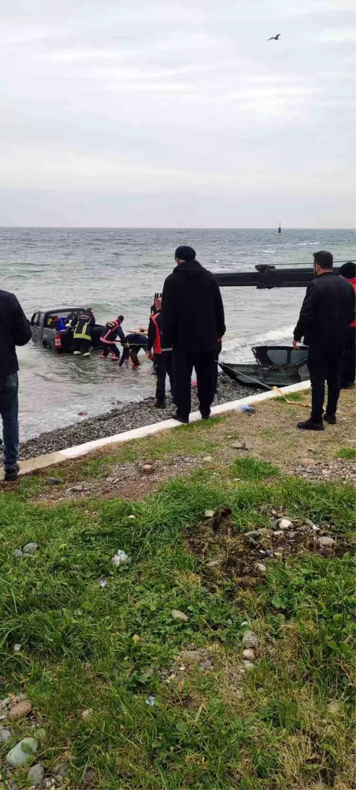 Yalova'da kontrolden çıkan pikap denize uçtu: 1 yaralı