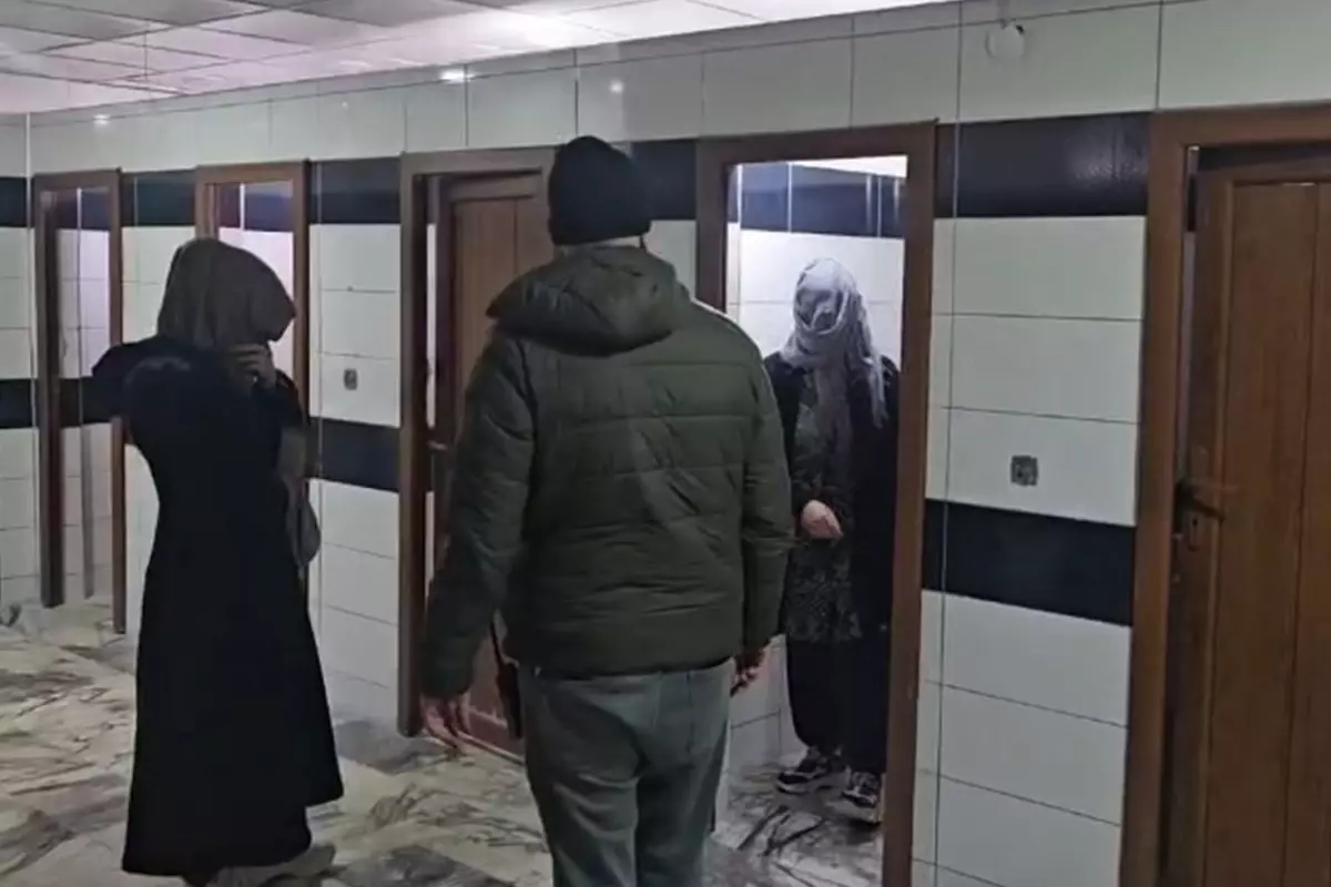 Zabıtadan kaçan dilenciler cami tuvaletinde yakalandı