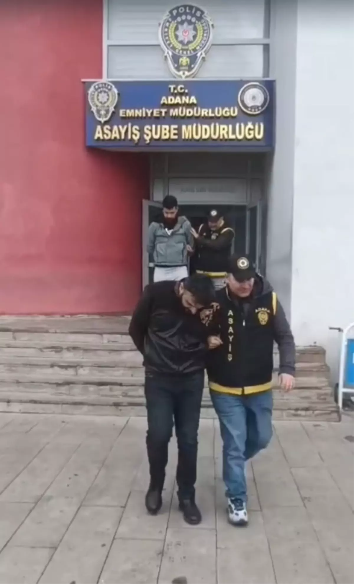 Adana'da kredi limitlerini yükseltme vaadiyle dolandırıcılık yapan 2 kişi tutuklandı