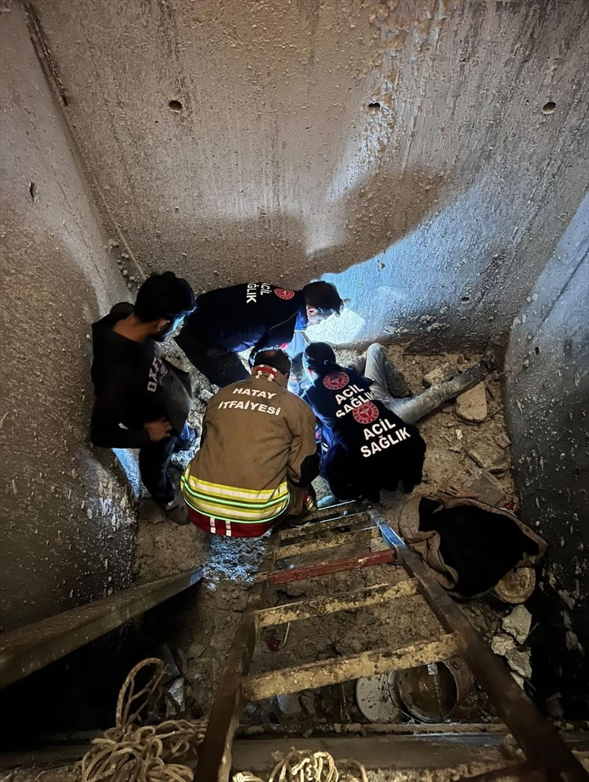 Antakya ilçesinde inşaat şantiyesindeki çukura düşen işçi yaralandı