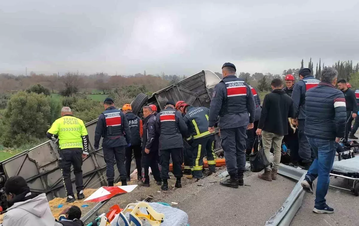 Antalya'da trafik kazası: Ölü ve yaralılar var