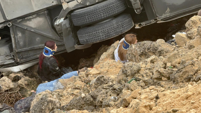 antalya da yolcu otobusu sarampole yuvarlandi 19524648 7167 m