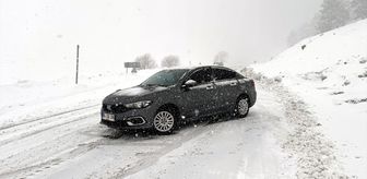 Ardahan'da kar ve tipi nedeniyle yolda mahsur kalan 3 araç kurtarıldı