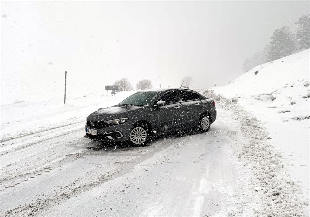 Ardahan'da kar ve tipi nedeniyle yolda mahsur kalan 3 araç kurtarıldı