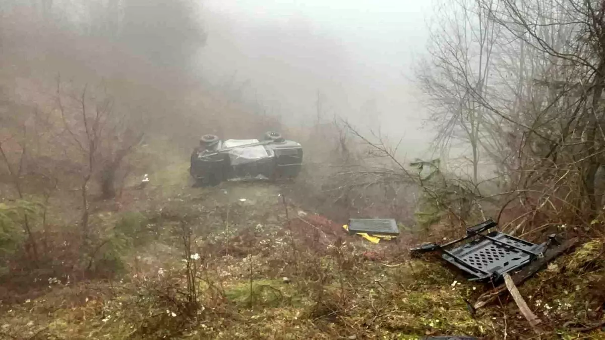 Bartın'da siste yoldan çıkan araç takla attı: 4 yaralı