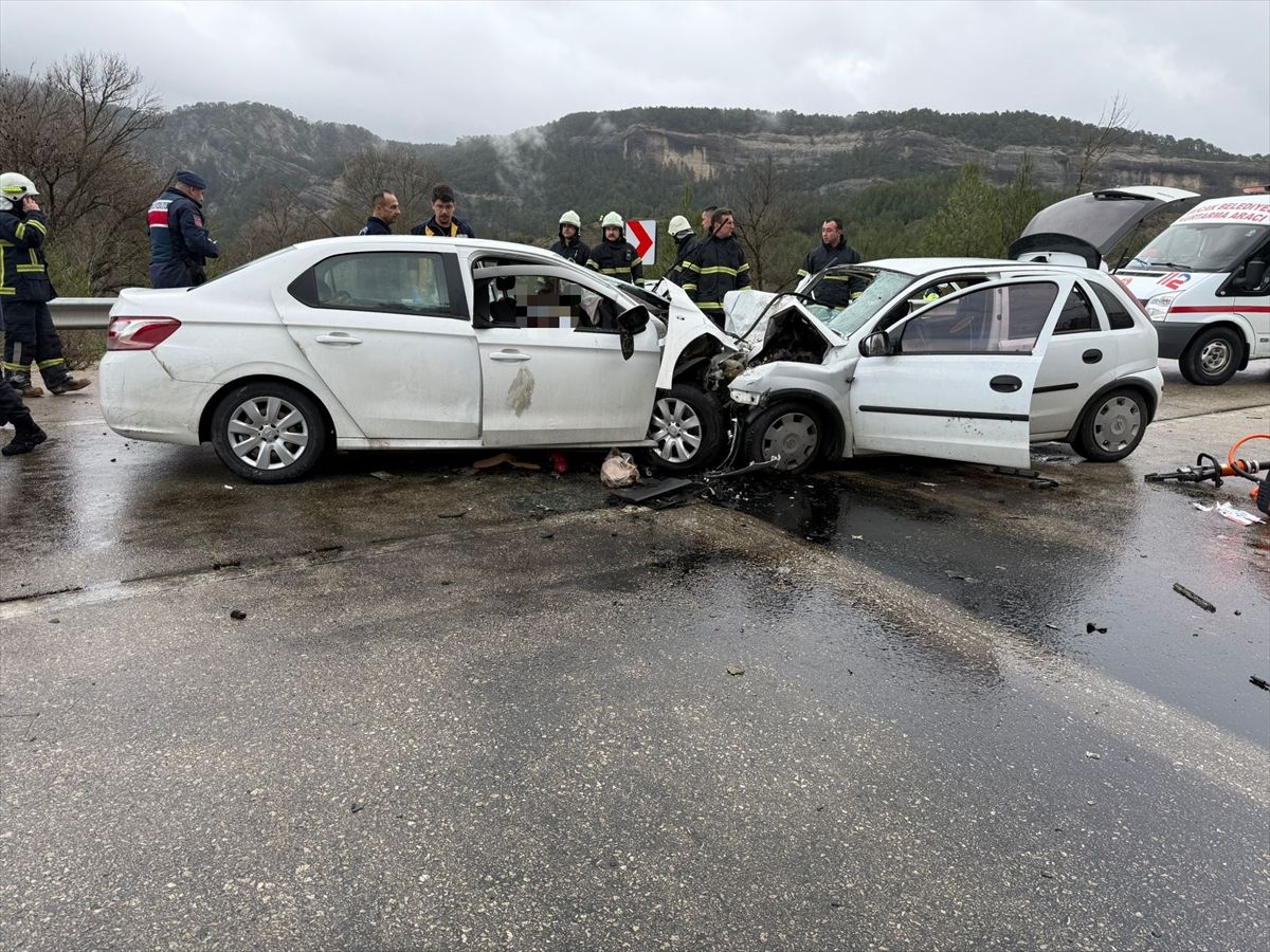 Burdur'da iki otomobilin çarpıştığı kazada 7 kişi öldü, 5 kişi yaralandı