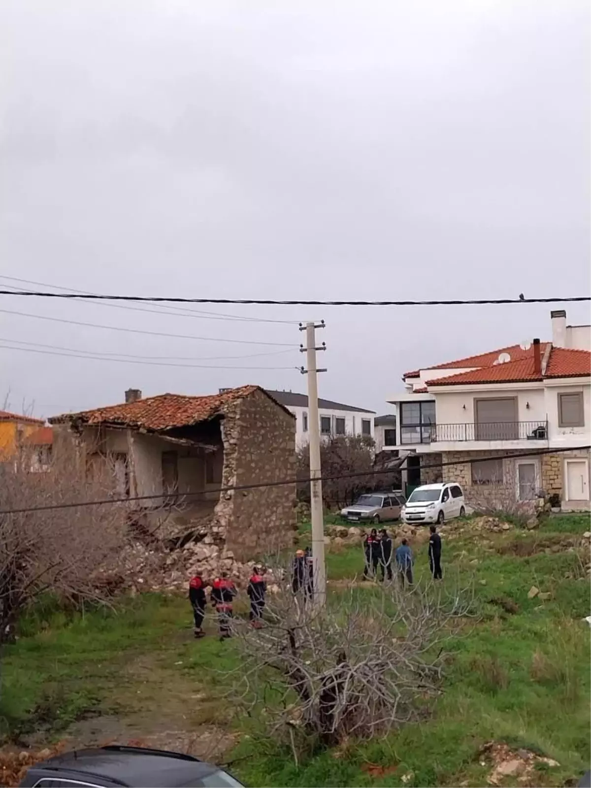 Çeşme'de sağanak yağış ve fırtına günlük yaşamı zorlaştırdı