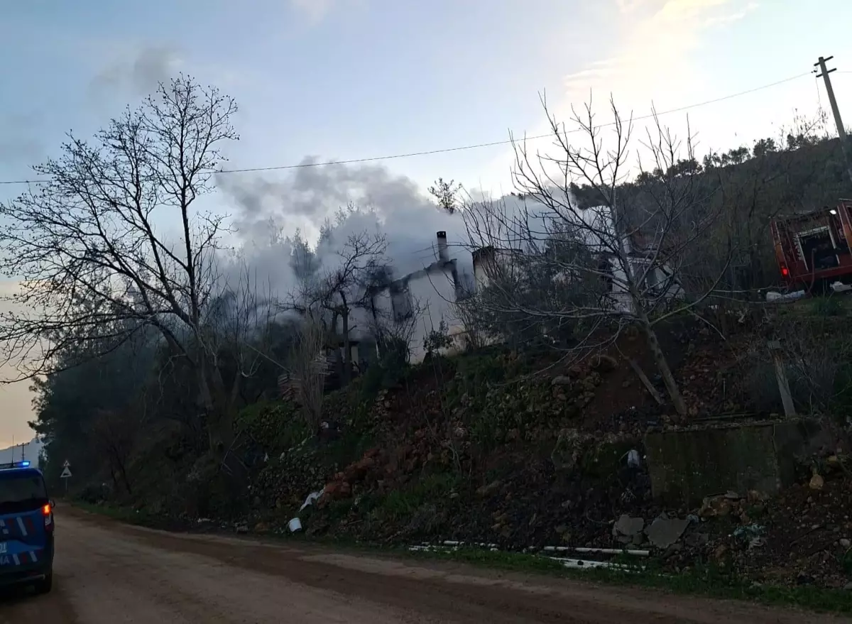 Çıkan yangında ev küle döndü