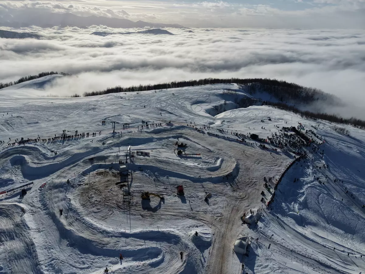 Dünya Kar Motosikleti Şampiyonası'nın ilk ayağı sis bulutu üzerinde tamamlandı