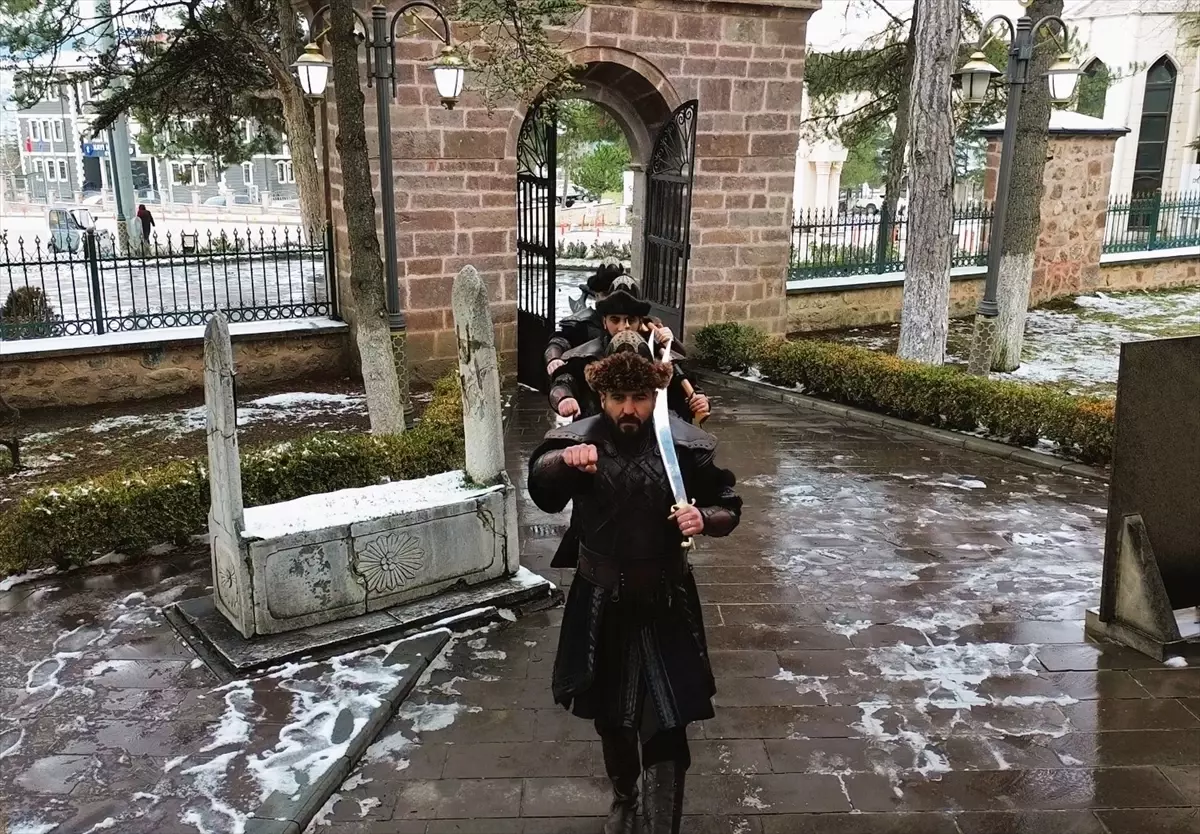 Ertuğrul Gazi Türbesi'nde saygı nöbeti tarihi dokuya uygun şekilde yenilendi