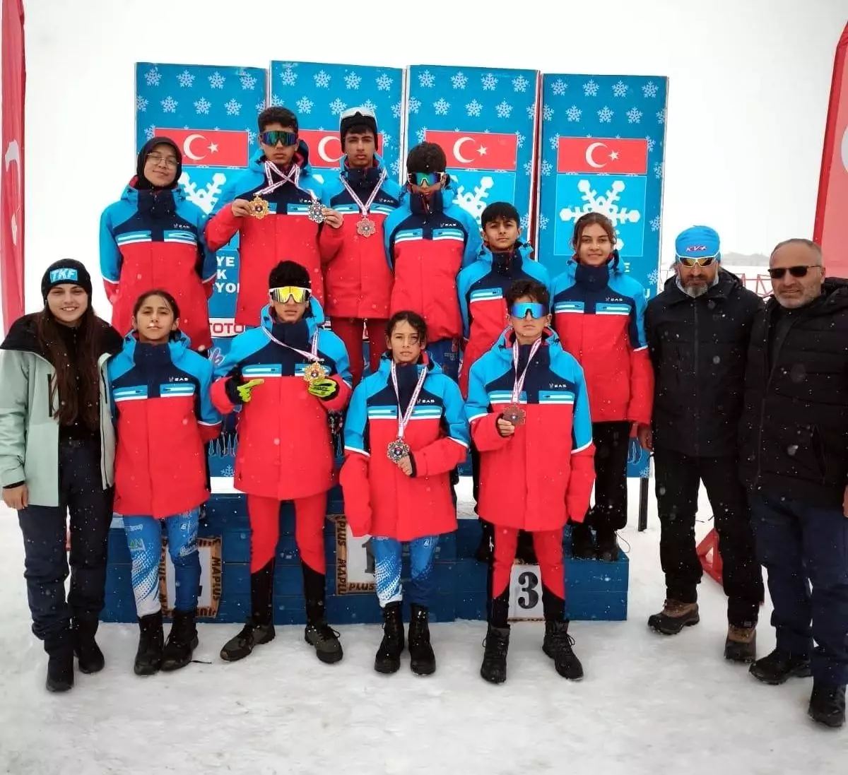 Erzincanlı kayakçılar Hakkari'den 6 madalya ile döndü