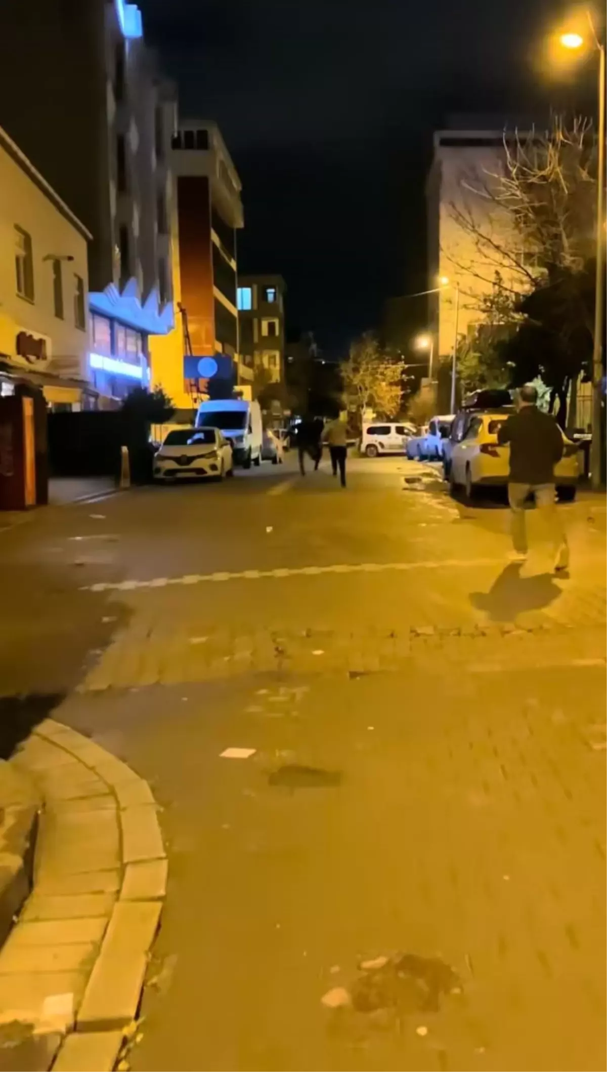 Esenyurt'ta taksinin kapısını zorlayan şüpheli, kendisine müdahale edenleri palayla kovaladı