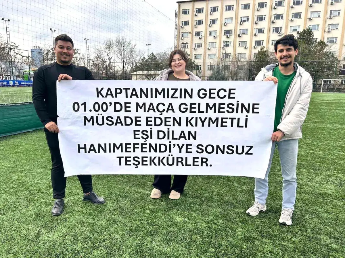 Eşine halı saha izni veren kadına pankartlı teşekkür