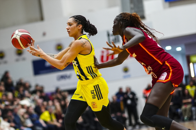 Фенербахче одержал победу над Галатасараем в сложном дерби