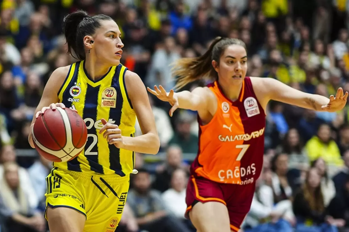 Fenerbahçe, Galatasaray'ı zorlu derbide devirdi