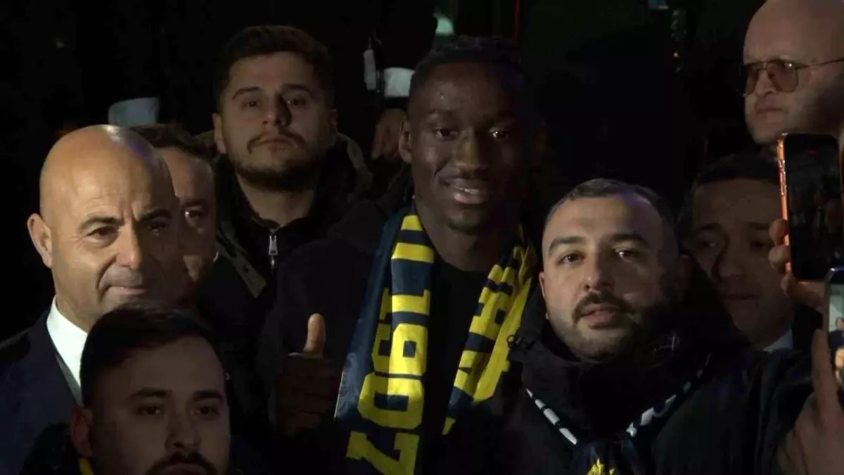 Fenerbahçe'nin yeni transferi Sidiki Cherif, İstanbul'da