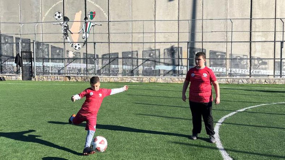 Okulların neredeyse tamamının yıkıldığı Gazze'de çadırlardaki derslikler çocuklarla doldu