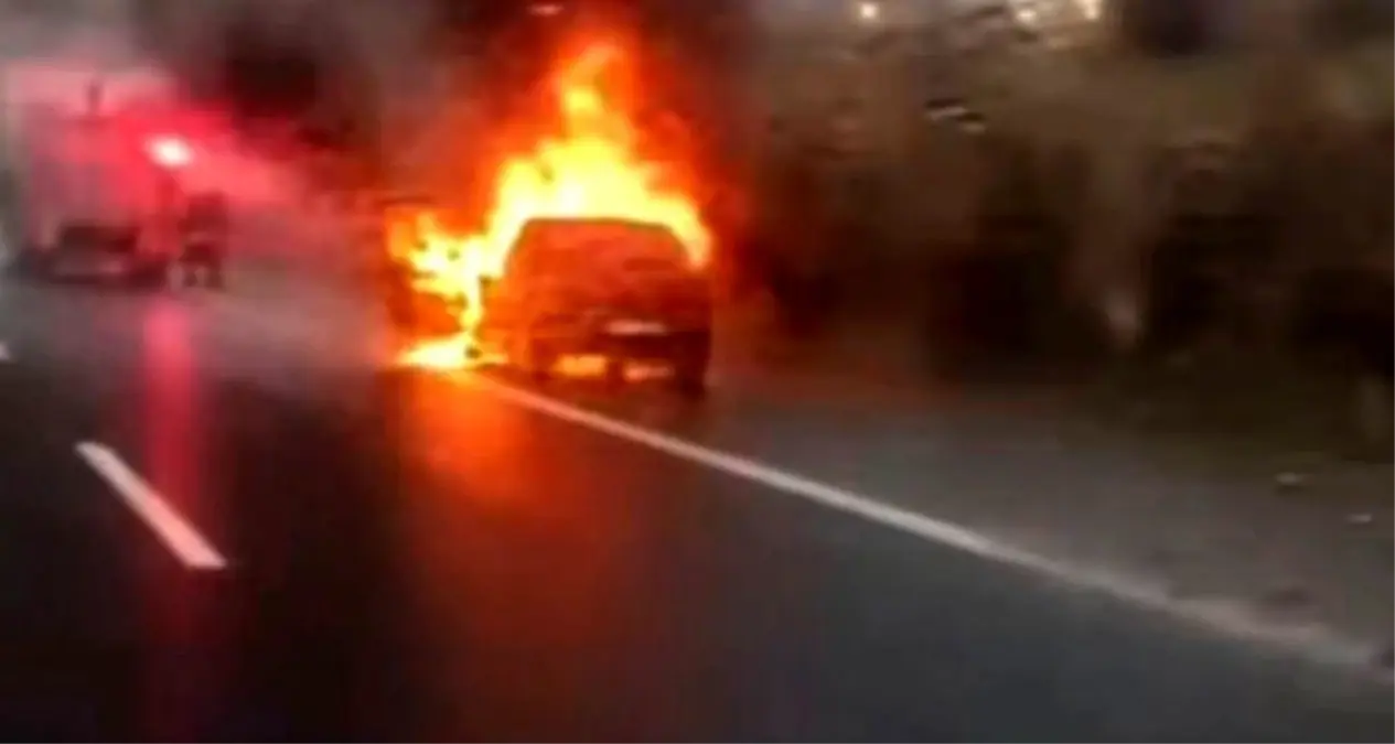 Gaziantep'te seyir halindeki araç alev alev yandı