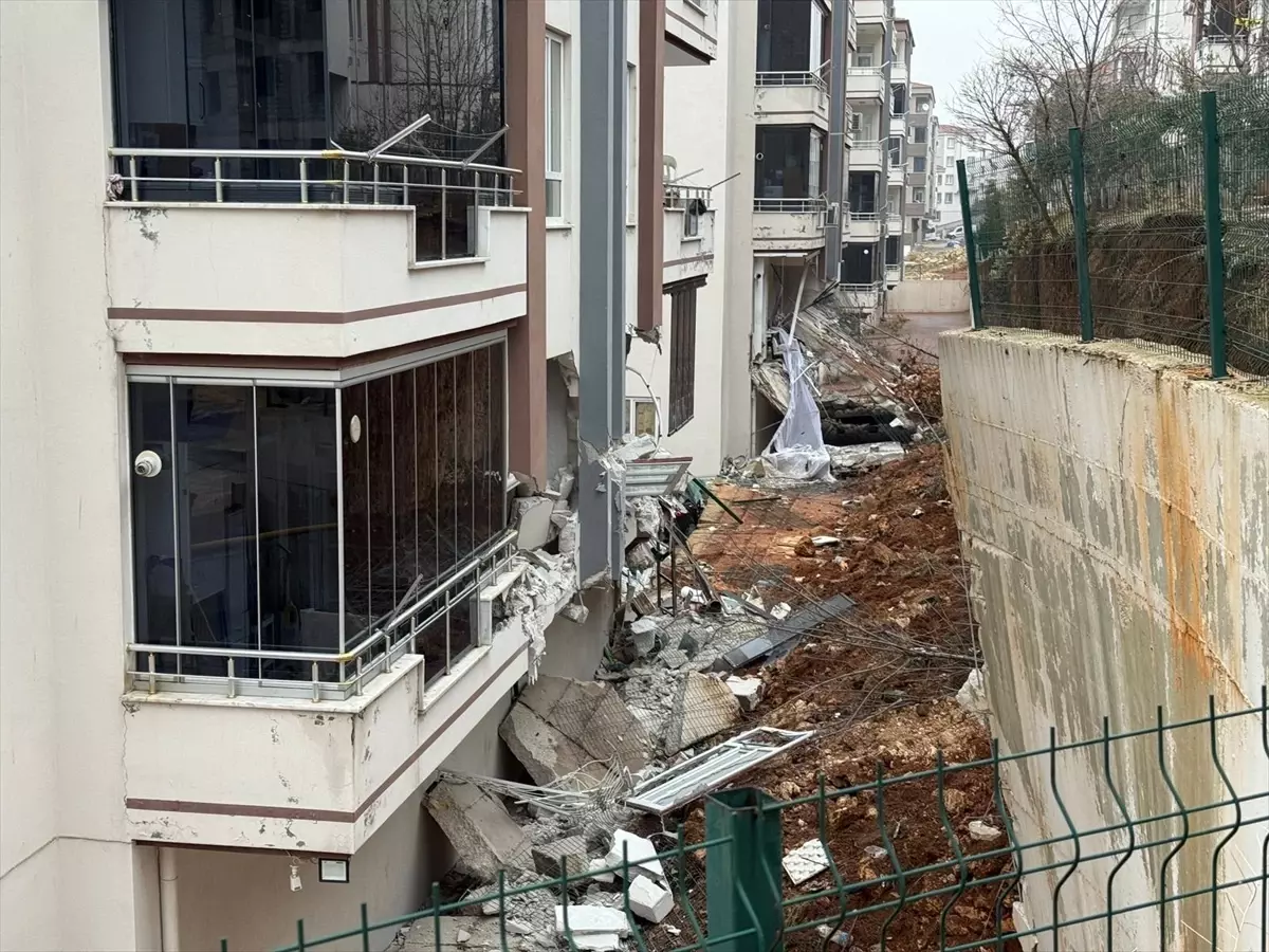 Gaziantep'te sitenin istinat duvarı çökmesi sonucu 4 dairede hasar oluştu