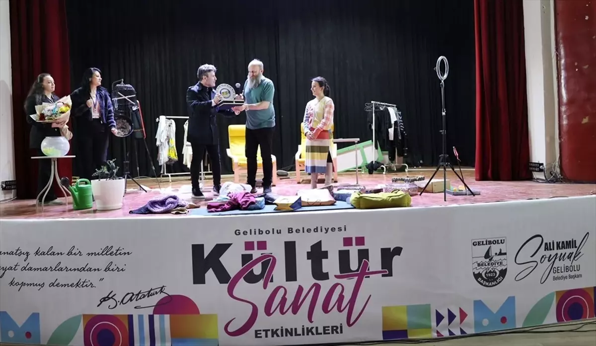 Gelibolu'da "Hangisi Gerçek" tiyatro oyunu sahnelendi