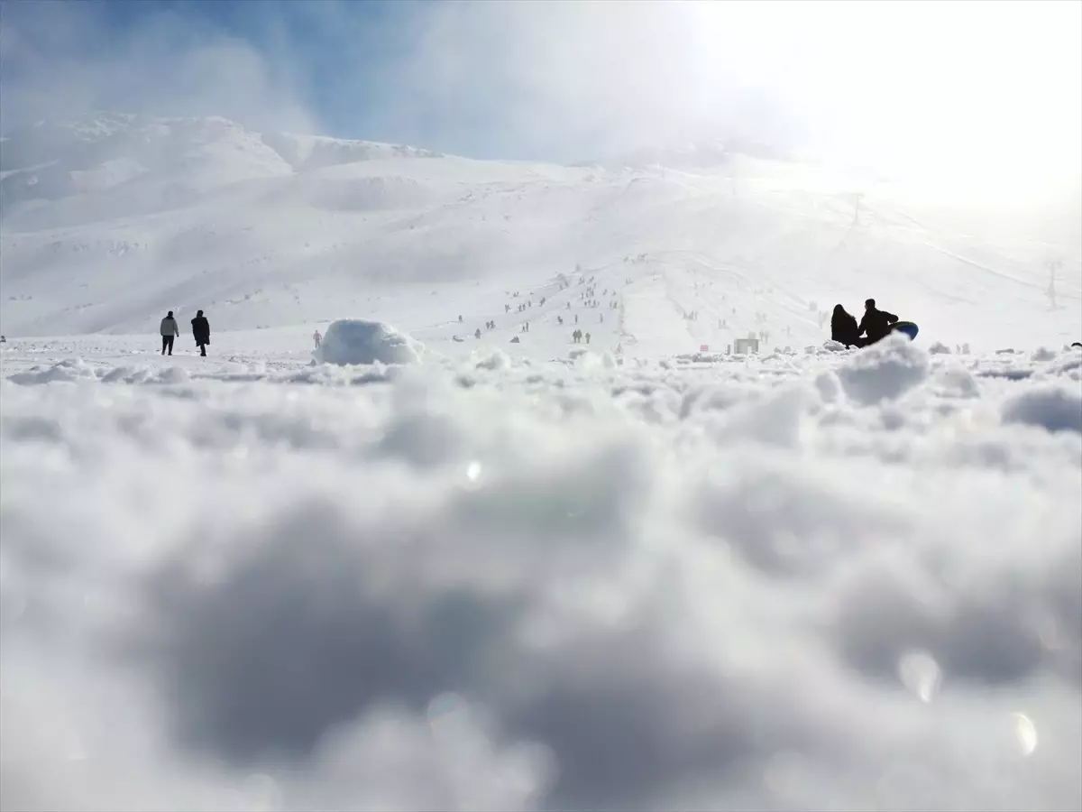 Göl manzaralı kayak merkezinde yarıyıl tatili yoğunluğu yaşandı