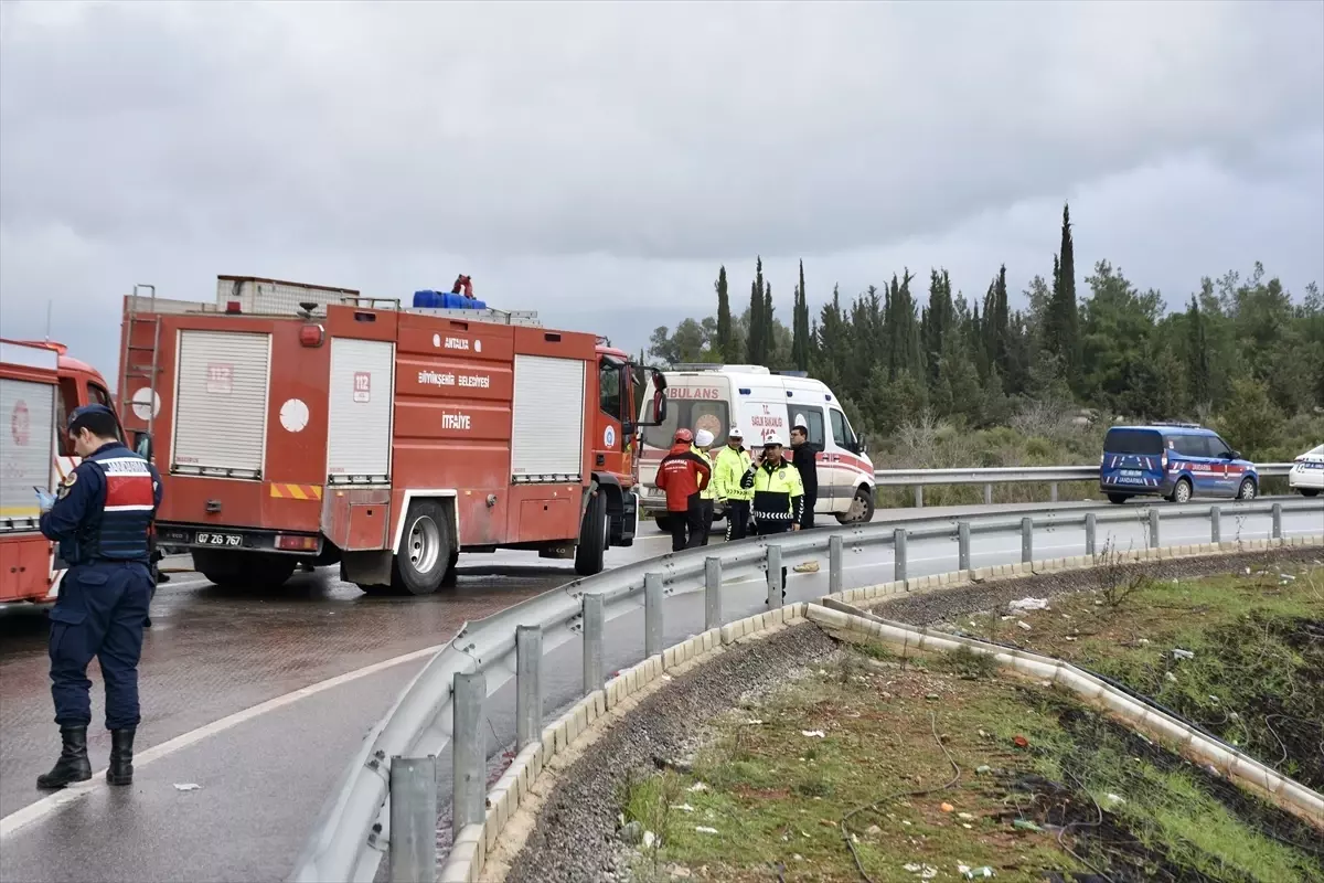 GÜNCELLEME: Antalya'da devrilen yolcu otobüsündeki 8 kişi öldü, 26 kişi yaralandı