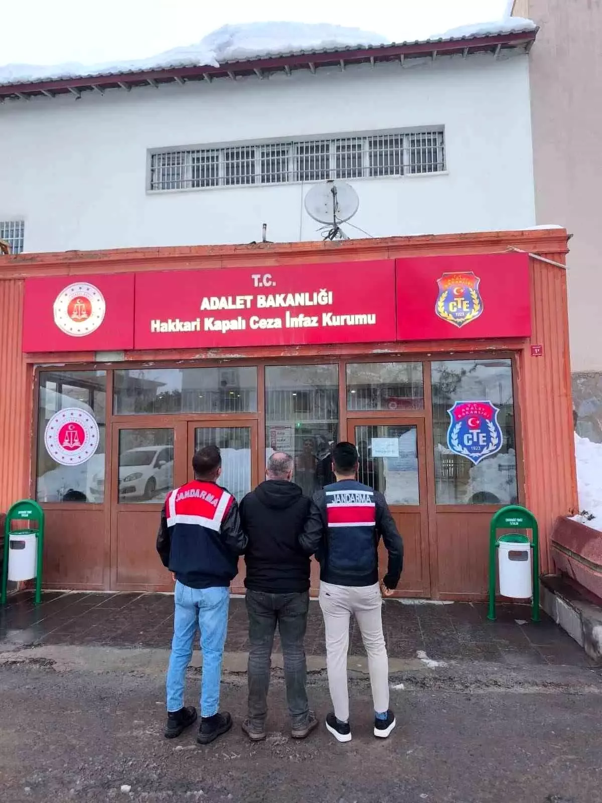 Hakkari'de 13 yıl kesinleşmiş cezası olan şahıs yakalandı
