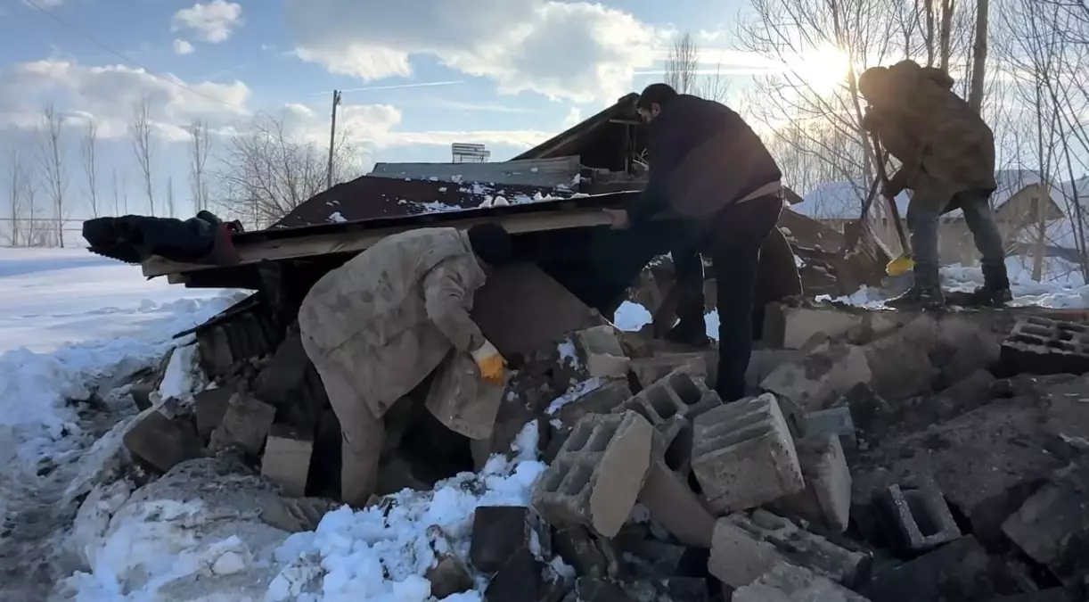 Hakkari'de ahırın çatısı çöktü: 2 hayvan telef oldu