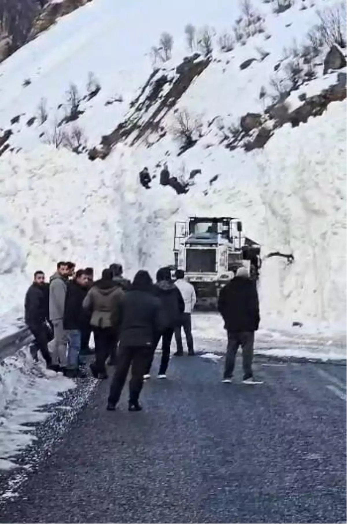 Hakkâri-Van ve Şırnak yolunda çığ alarmı
